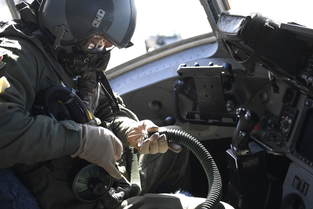 Aircrew members train with chemical gear