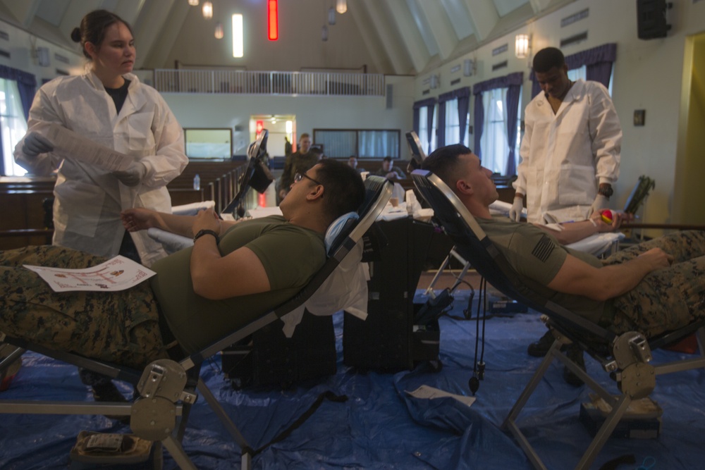 31st MEU Marines Volunteer to Give Blood.