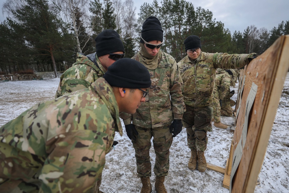 2CR soldiers receive marksmanship training