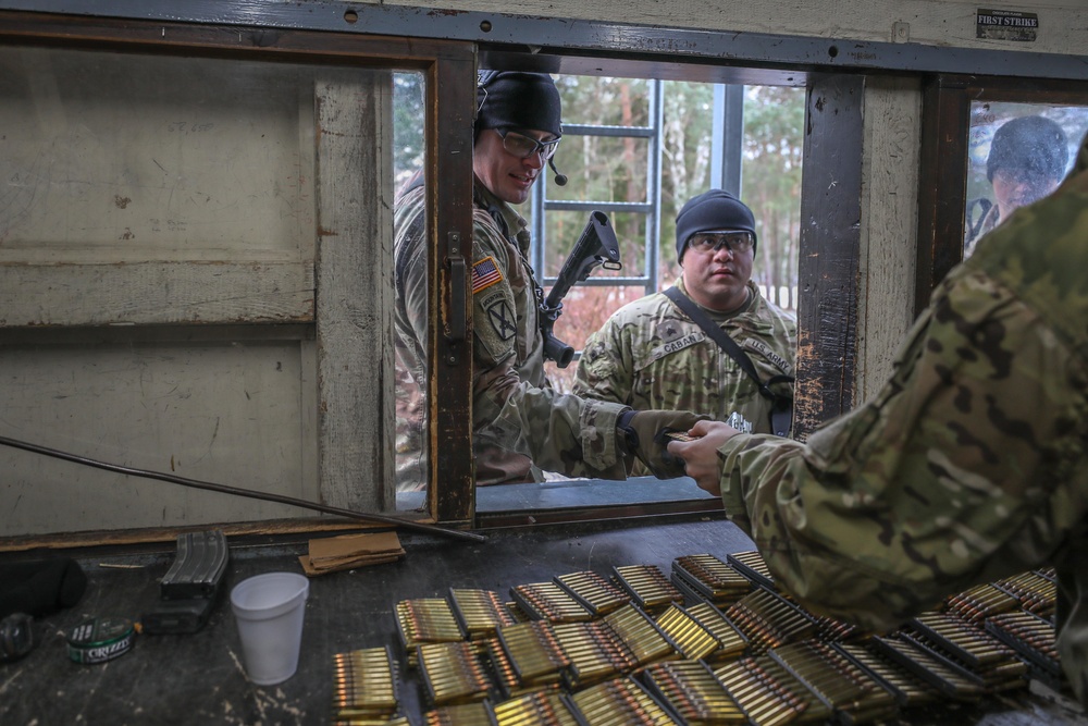 2CR soldiers receive marksmanship training