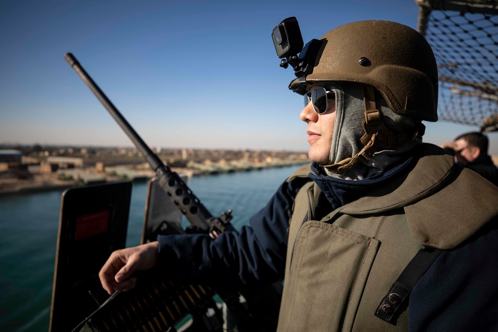 USS Kearsarge transits Suez Canal