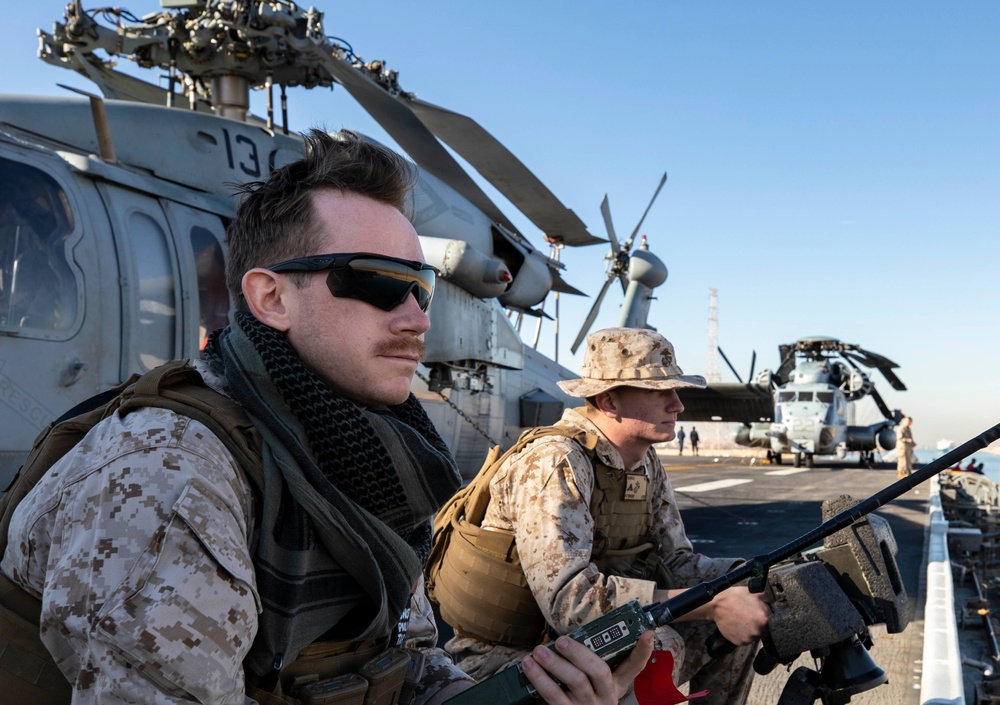 USS Kearsarge transits Suez Canal
