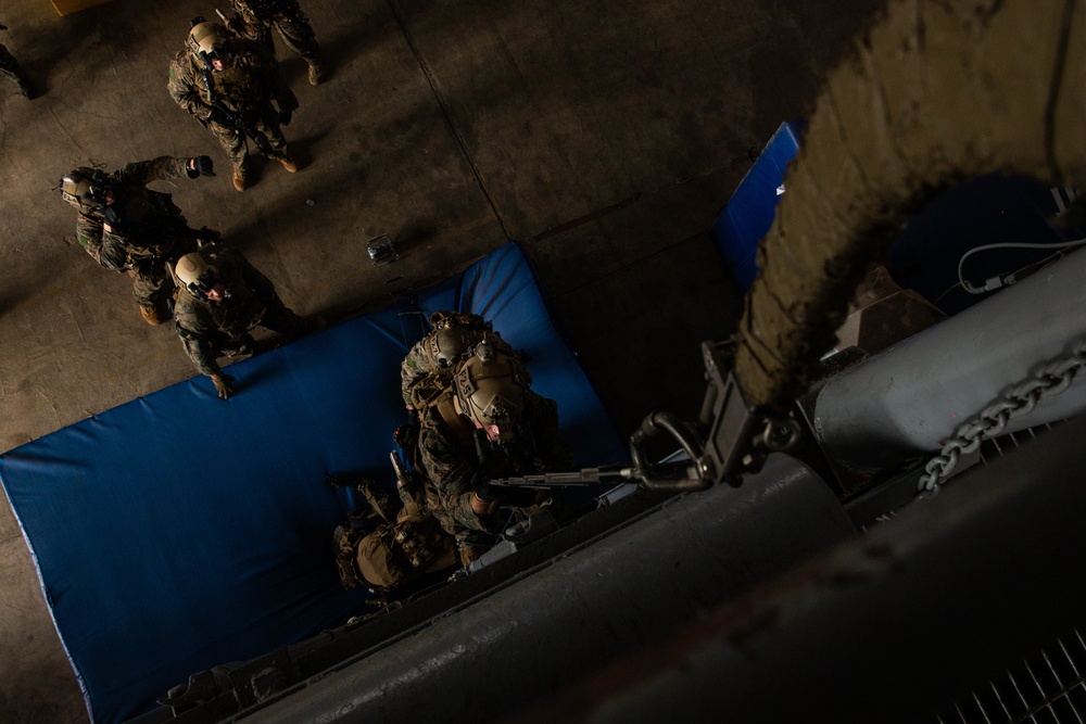 31st MEU recon Marines refine ladder climbing during VBSS training in Hawaii