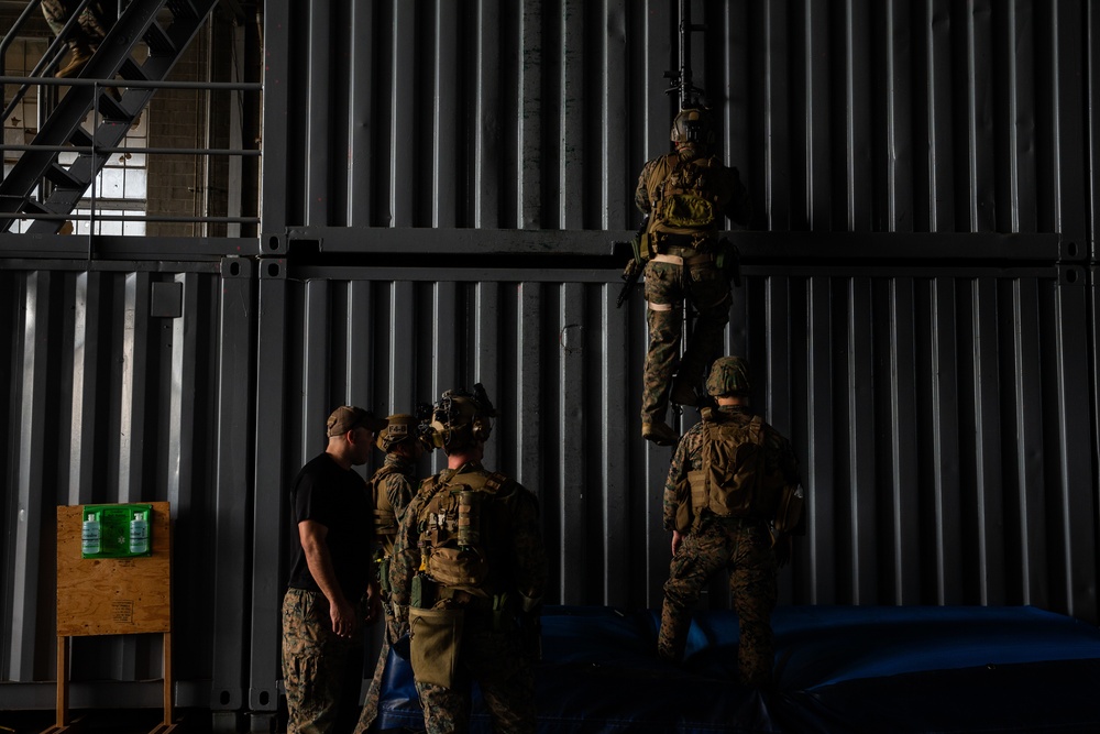 31st MEU recon Marines refine ladder climbing during VBSS training in Hawaii