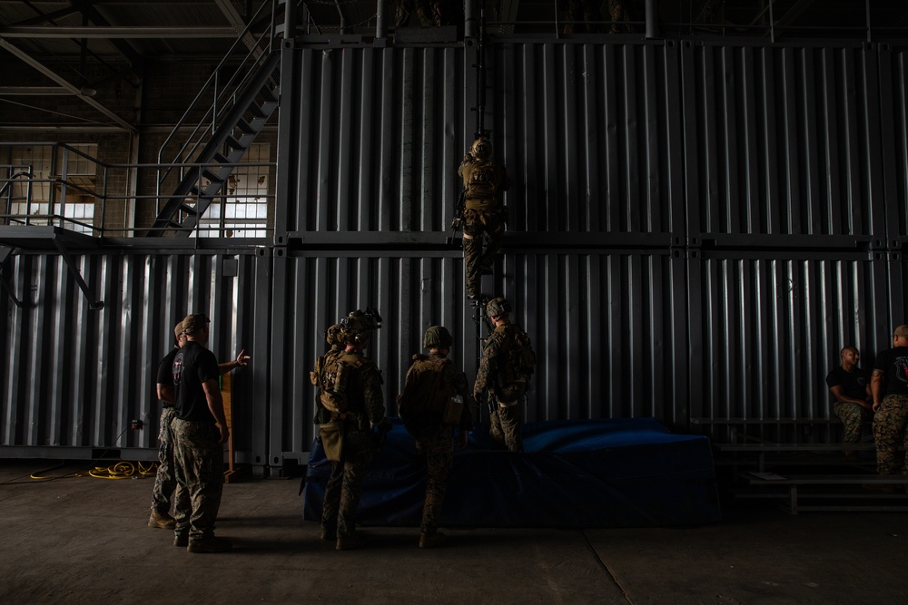 31st MEU recon Marines refine ladder climbing during VBSS training in Hawaii