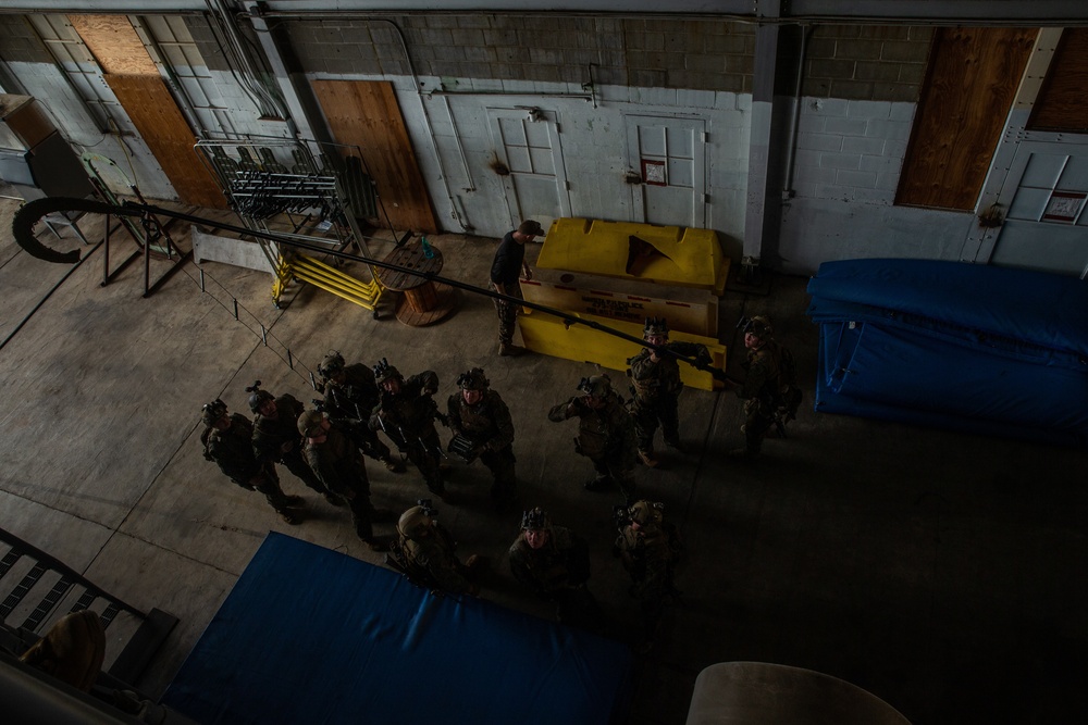 31st MEU recon Marines refine ladder climbing during VBSS training in Hawaii