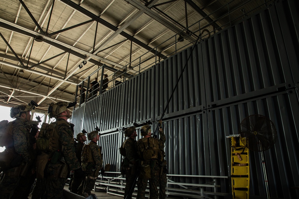 31st MEU recon Marines refine ladder climbing during VBSS training in Hawaii