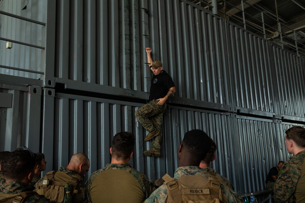 31st MEU recon Marines refine ladder climbing during VBSS training in Hawaii