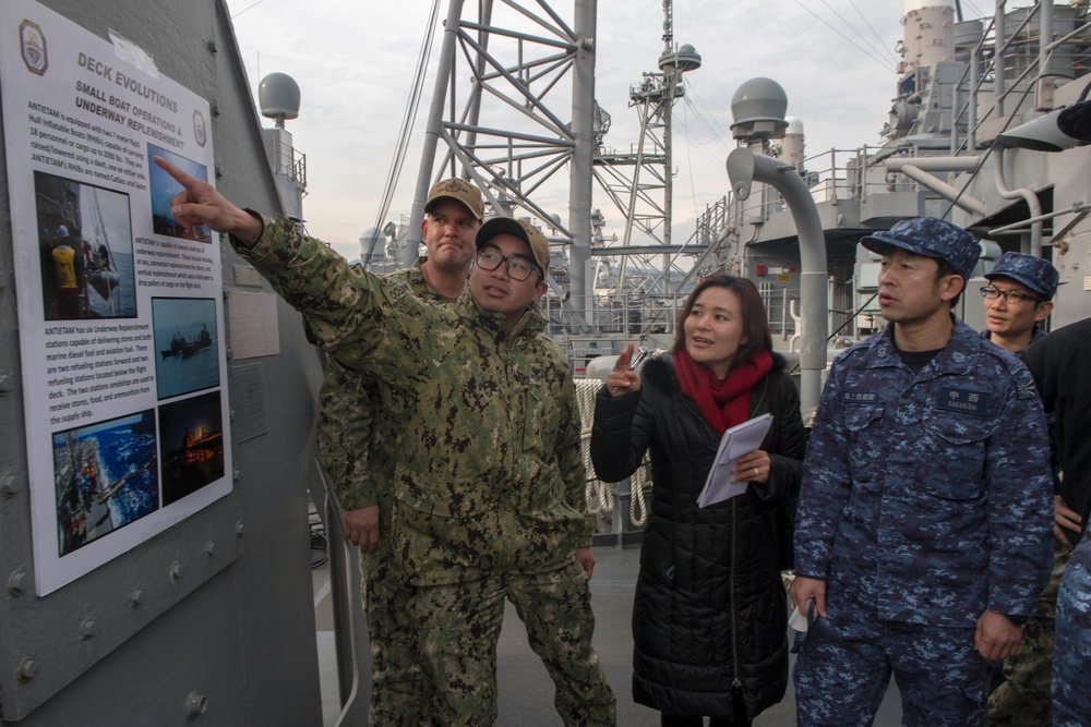 Fire Controlman 1st Class Richardallan Mascardo, from San Diego, gives a presentation on the Ticonderoga-class guided-missile cruiser USS Antietam (CG 54) during a guided tour with Sailors from the Japan Maritime Self-Defense Force (JMSDF)