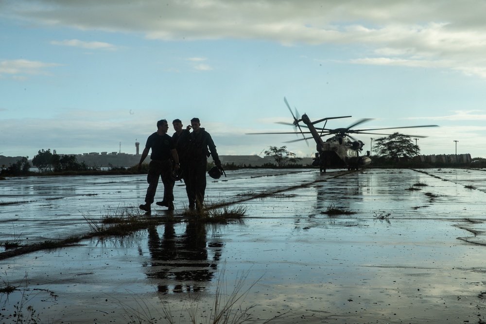 31st MEU recon Marines hone fast-roping capabilities in Hawaii