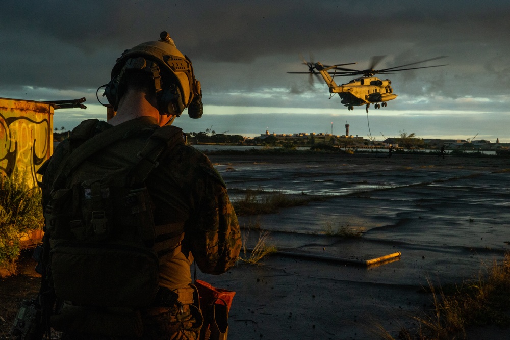 31st MEU recon Marines hone fast-roping capabilities in Hawaii