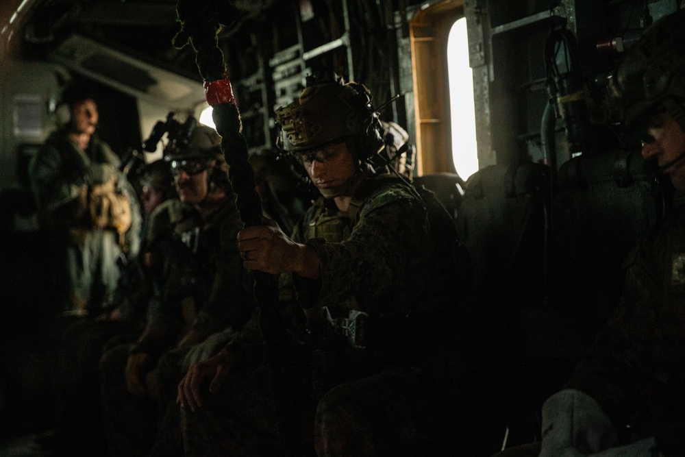 31st MEU recon Marines hone fast-roping capabilities in Hawaii