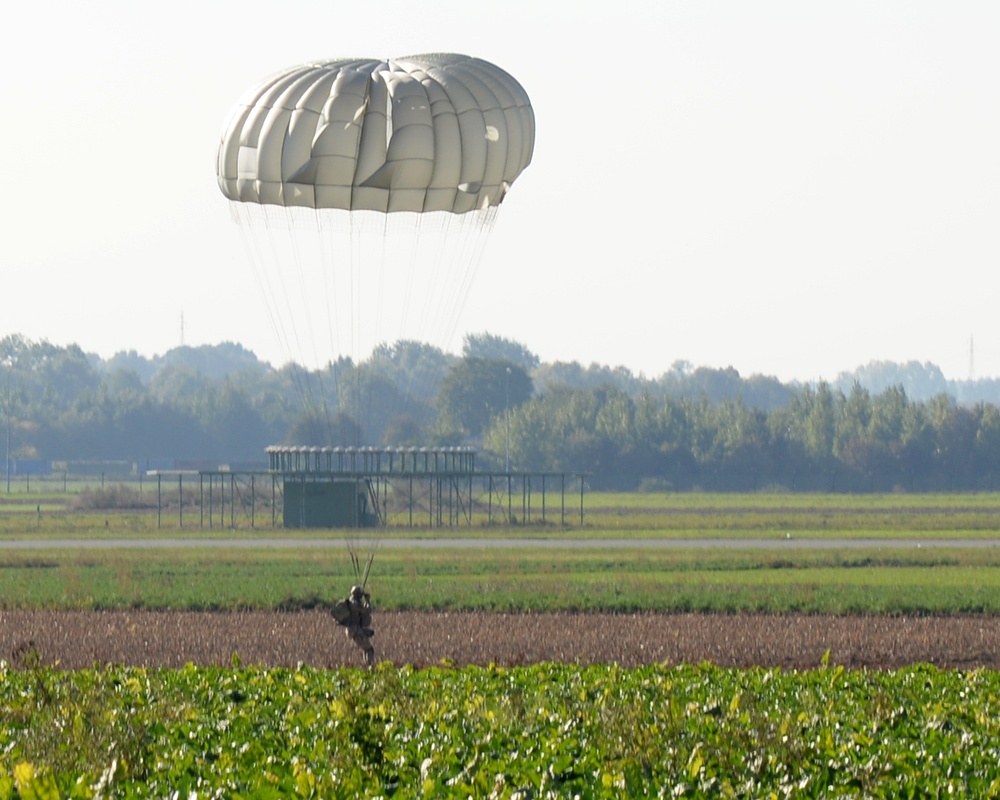 Parajumpers airdrop on Chièvres Air Base for the first time in 51 years