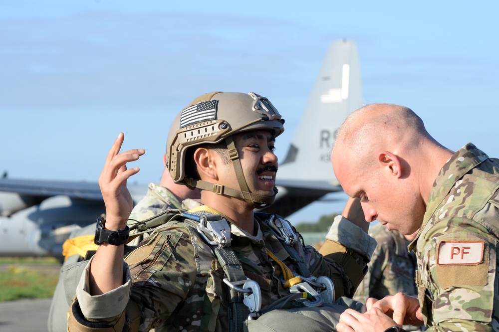 Parajumpers airdrop on Chièvres Air Base for the first time in 51 years