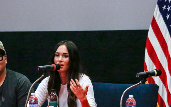 Megan Fox, George Eads, Yongsan