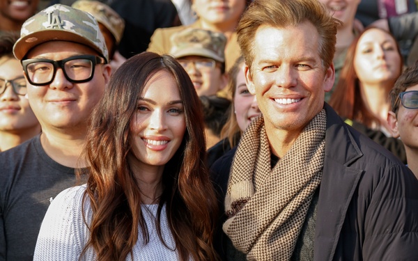 Megan Fox visits troops in South Korea