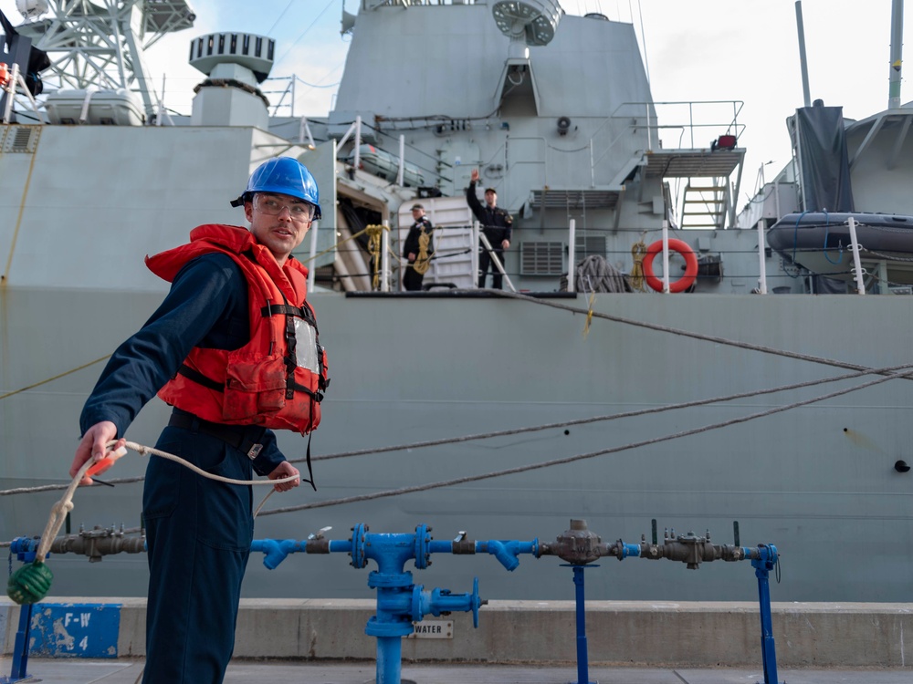 HMCS Regina (FFH 334) arrives at Naval Bas San Diego