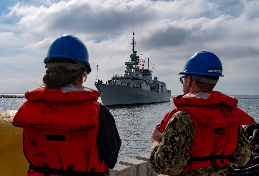 HMCS Regina (FFH 334) arrives at Naval Bas San Diego