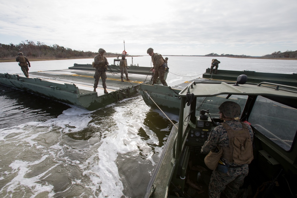 Bridging Forces Ahead: 8th ESB, HMH-464 join forces during FEX