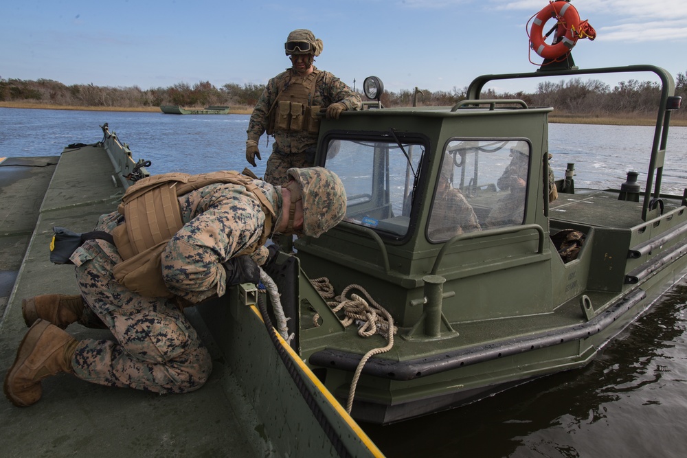 Bridging Forces Ahead: 8th ESB, HMH-464 join forces during FEX