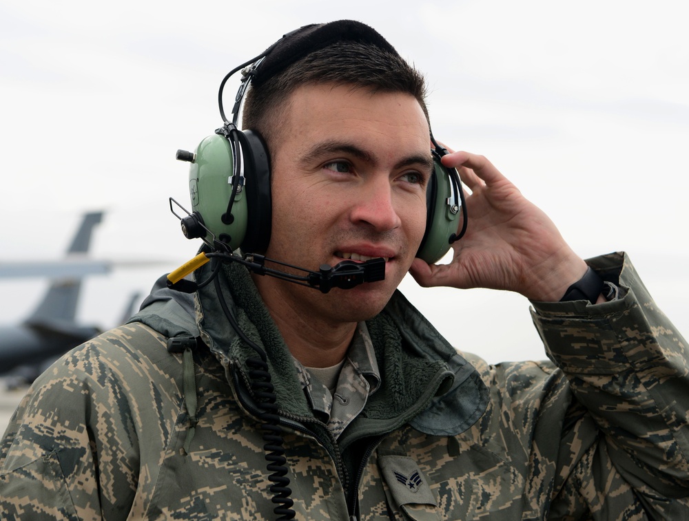 940th AMXS crew chief’s KC-135 launch ops