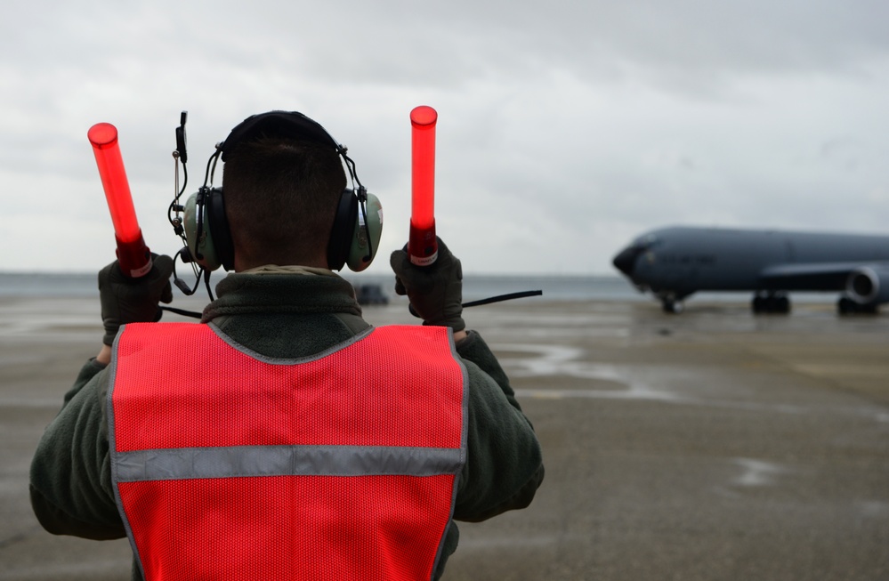 940th AMXS crew chief’s KC-135 launch ops