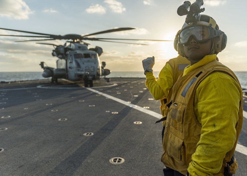 Sailors conduct flight operations aboard USS Ashland (LSD 48)