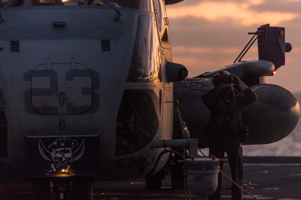 Sailors conduct flight operations aboard USS Ashland (LSD 48)