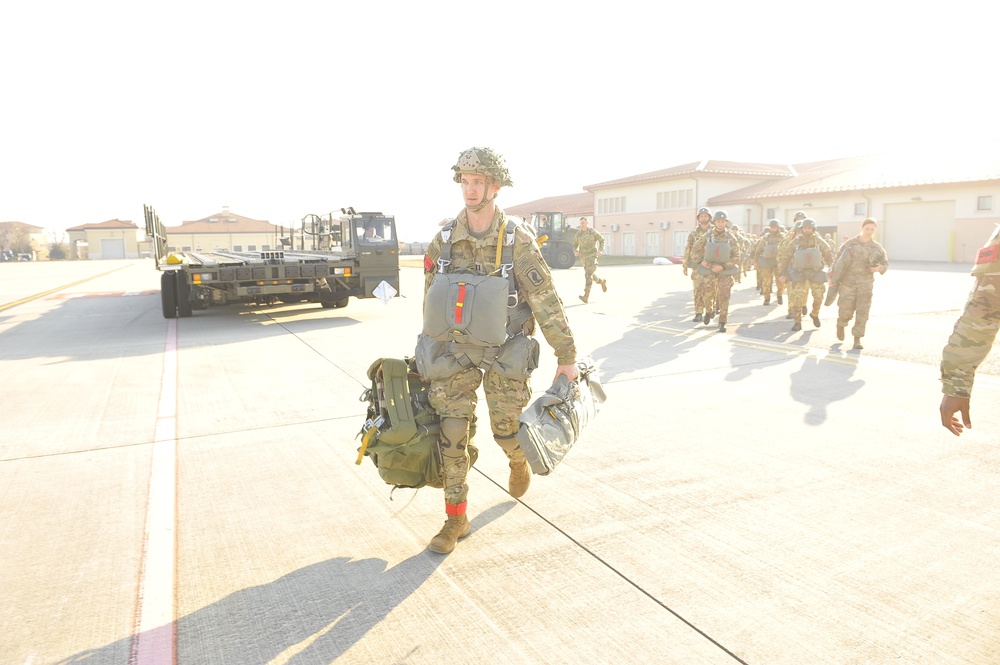 Sky Soldier prepares to load aircraft in Aviano