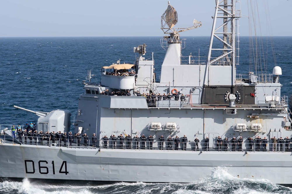 The aircraft carrier USS John C. Stennis (CVN 74) and France’s Marine Nationale air defense destroyer FS Cassard (D 614) conduct a fueling-at-sea