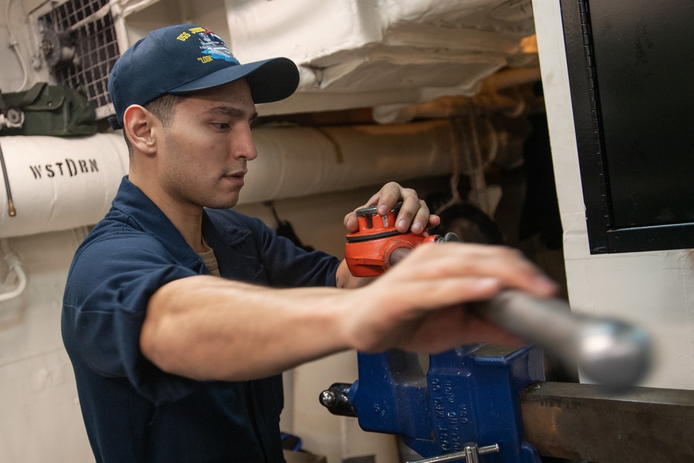 U.S. Sailor threads zinc anodes