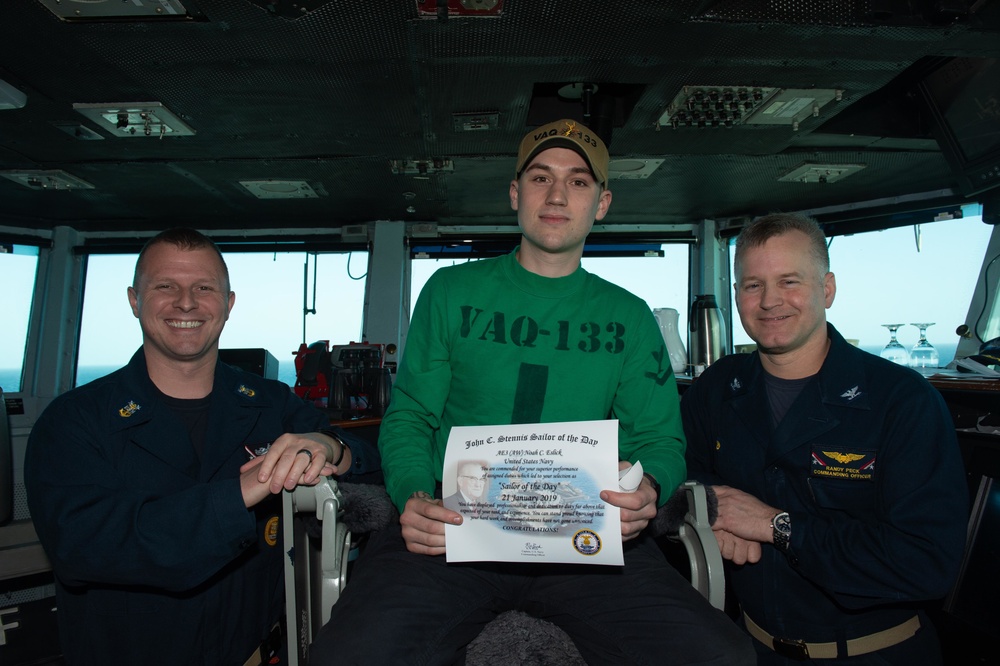 U.S. Sailor receives Sailor of the Day award