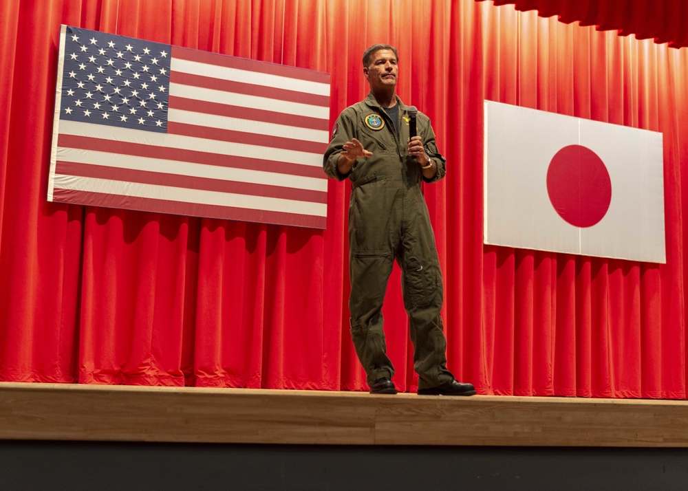 U.S. Pacific Fleet Commander Visits Yokosuka