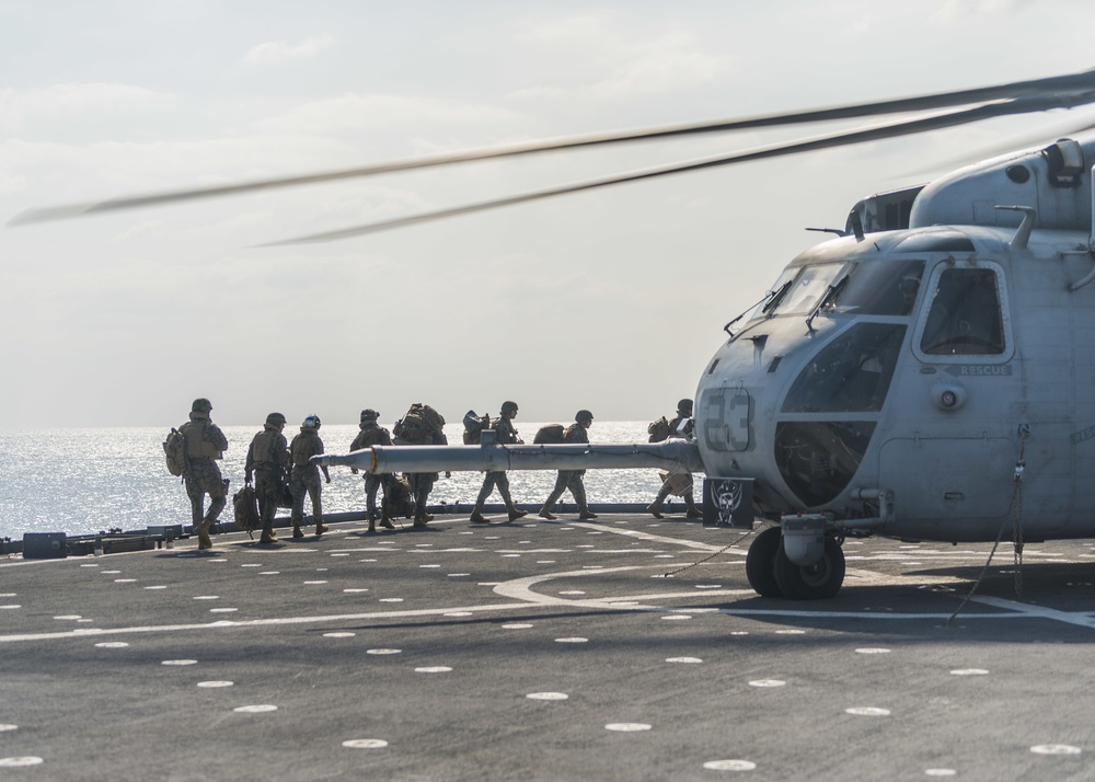 Marines board a CH-53E Super Stallion aboard USS Ashland (LSD 48)
