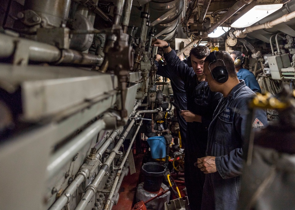 Engineers perform maintenance in MMR 1 aboard USS Ashland (LSD 48)