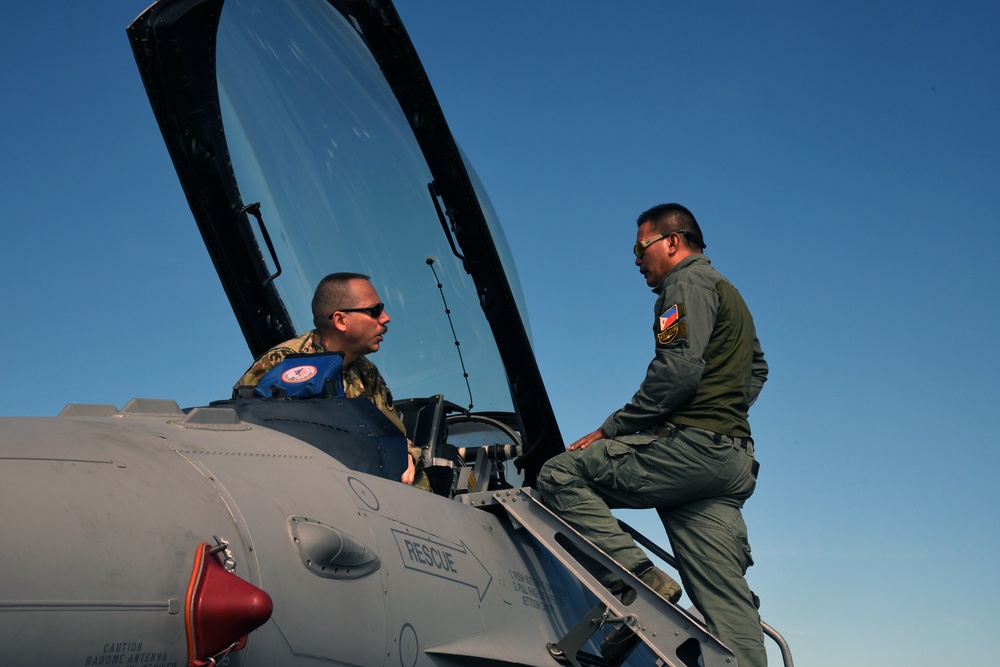 Last chance for life: U.S., PAF Airmen exchange egress ideas