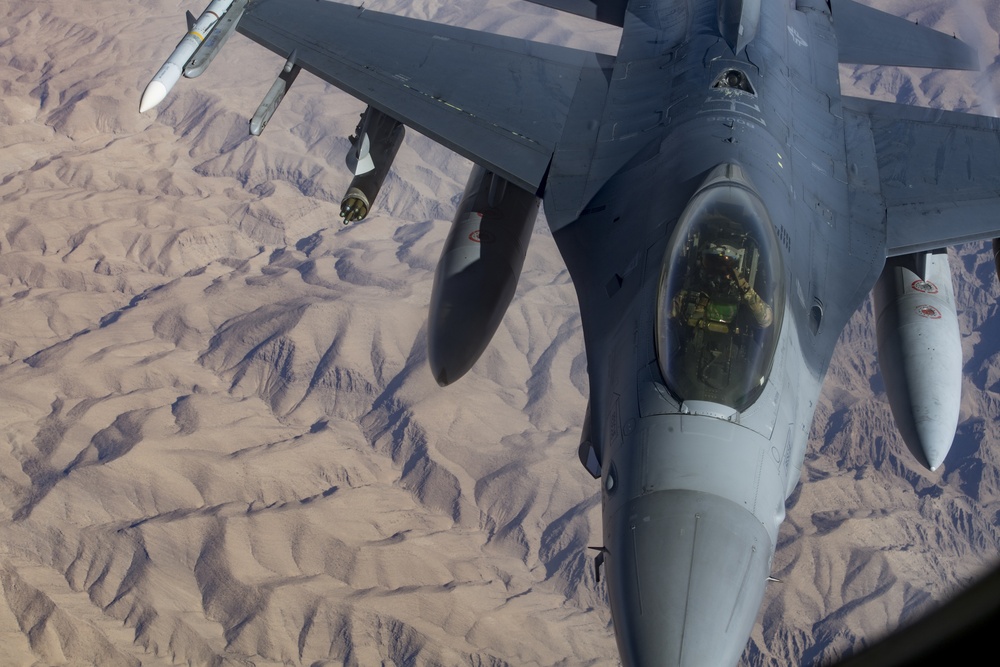 340 EARS refuels fighters during night operations