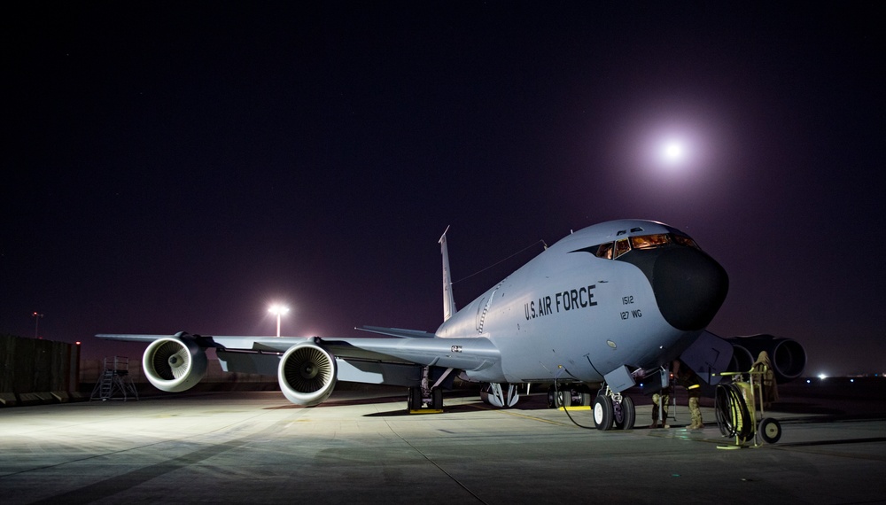 340 EARS refuels fighters during night operations