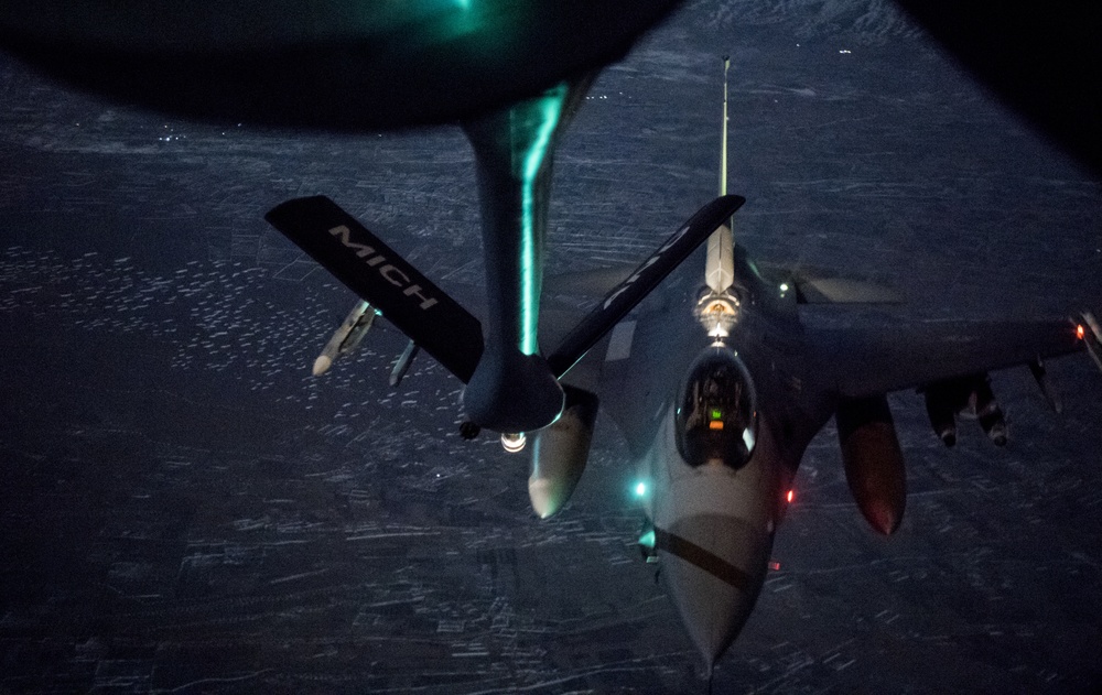 340 EARS refuels fighters during night operations