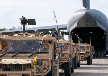 Hawaii guardsmen deliver airlift for Southern Strike 19