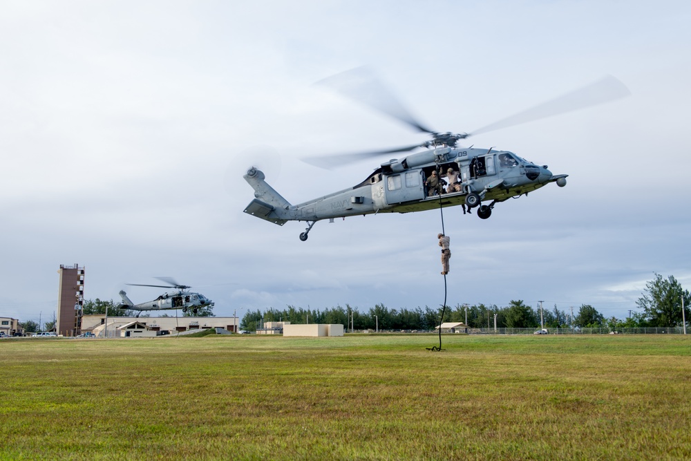 EODMU 5 Conducts Fast Rope Training