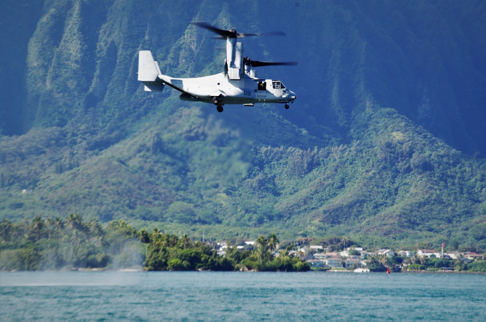 VMM-363 conducts hoist operations