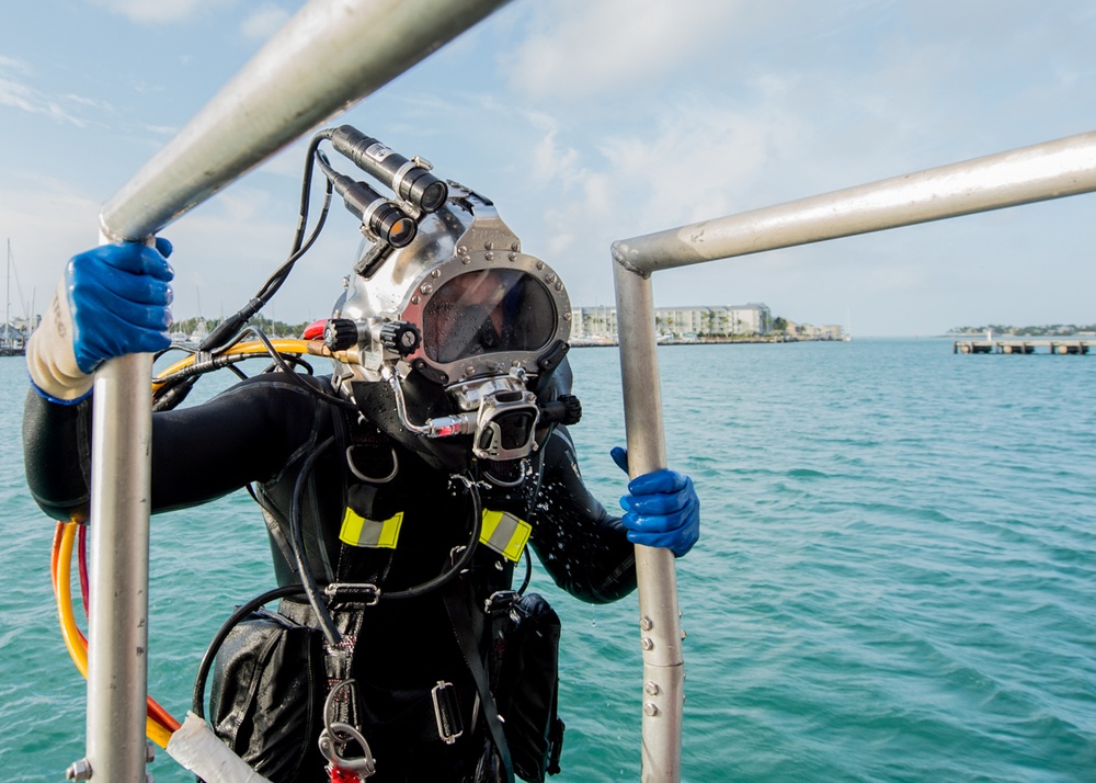 Class mark. Водолазный костюм Кирби Морган. Kirby Morgan - km 37. Diver in Kirby Morgan 1035*650. Кирби Морган дайв систем воздухораспределительный комплекс.