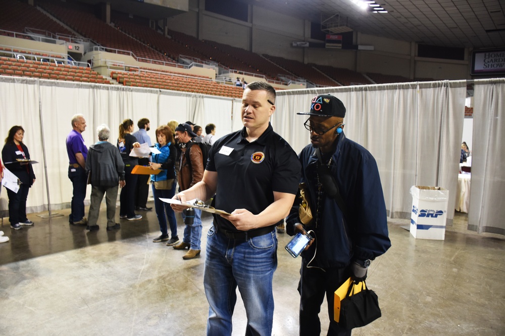 Phoenix Recruiting Battalion volunteers at Veterans StandDown event