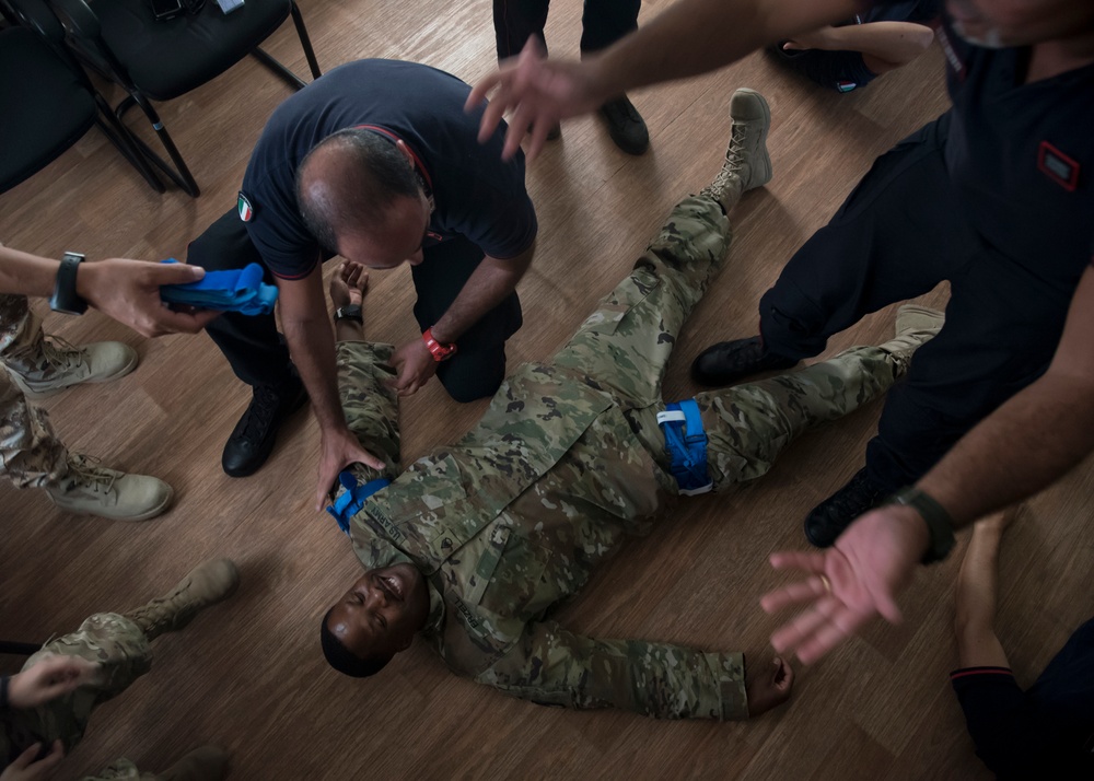 403rd Civil Affairs Functional Specialty Team conducts Combat Lifesaver Course for Italian partners