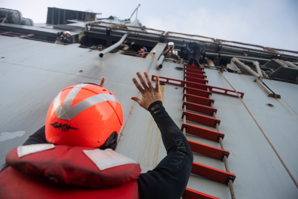 USS Harpers Ferry Conducts VBSS Training