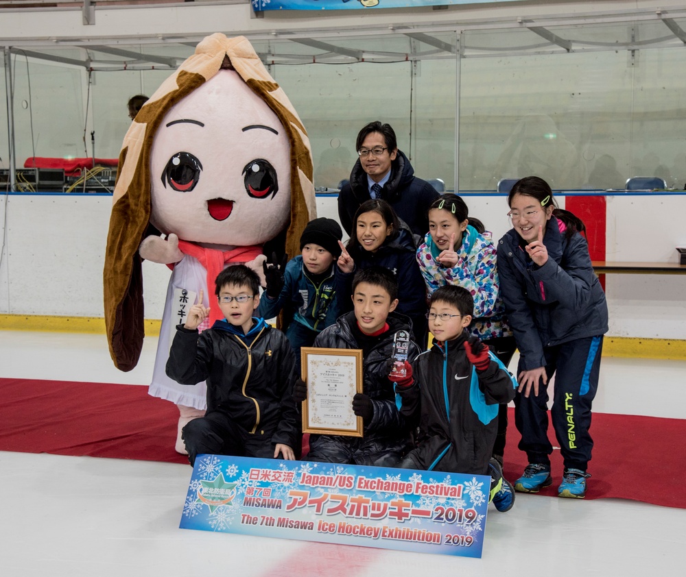 The &quot;Kings &amp; Princes&quot; team winning the Misawa Children's Ice Hockey Competition