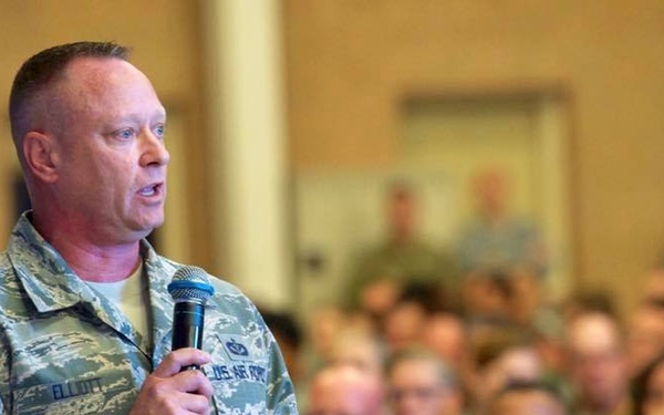 Military Training Instructor briefs Reserve opportunities at BMT