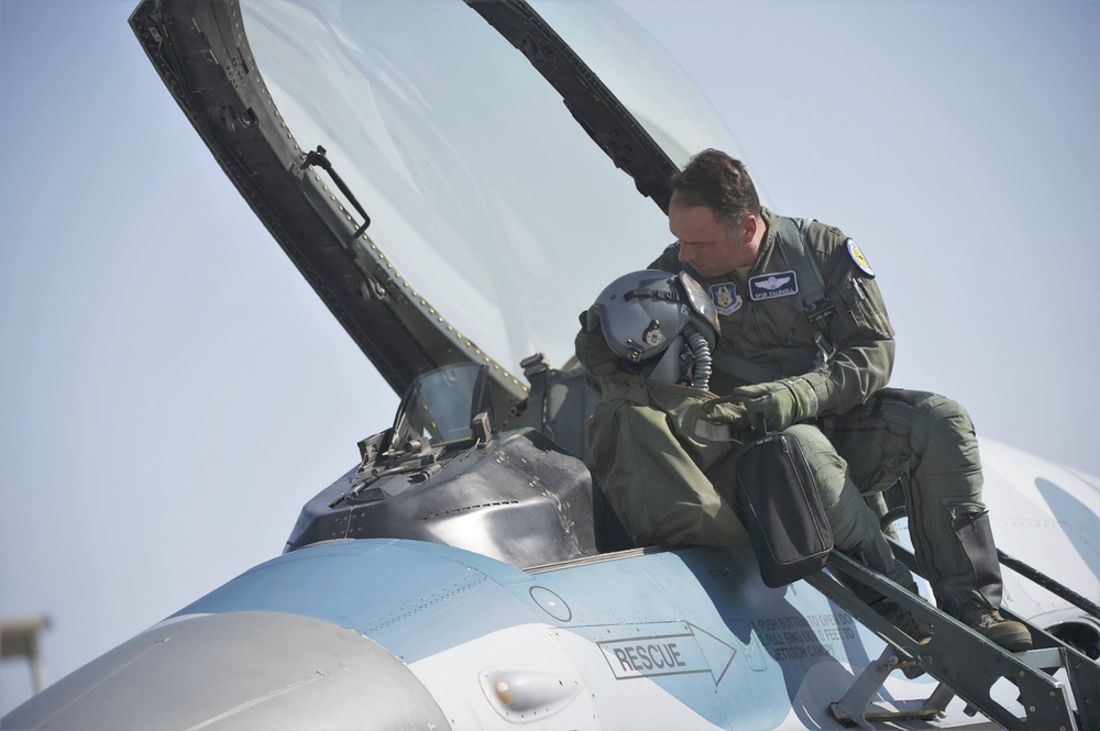 4,000th flight hour for one Reserve F-16 pilot