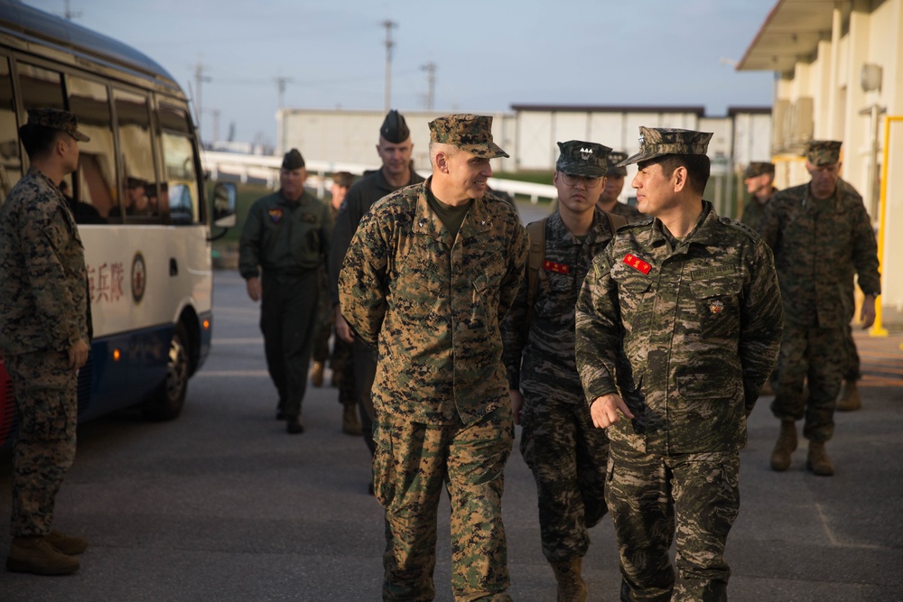 Republic of Korea Commandant visits HMLA-267